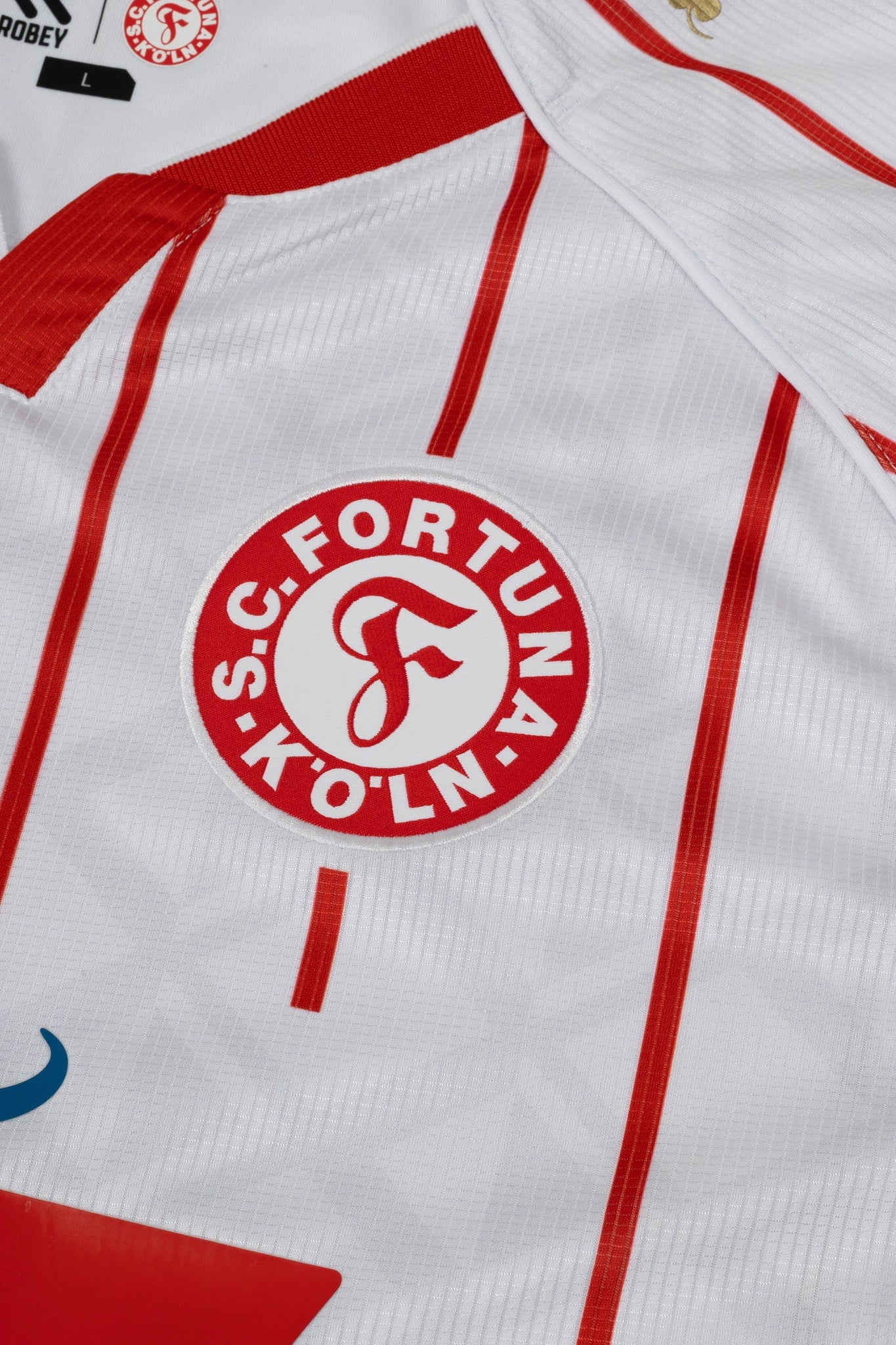 Nahaufnahme des Heimtrikots von Fortuna Köln