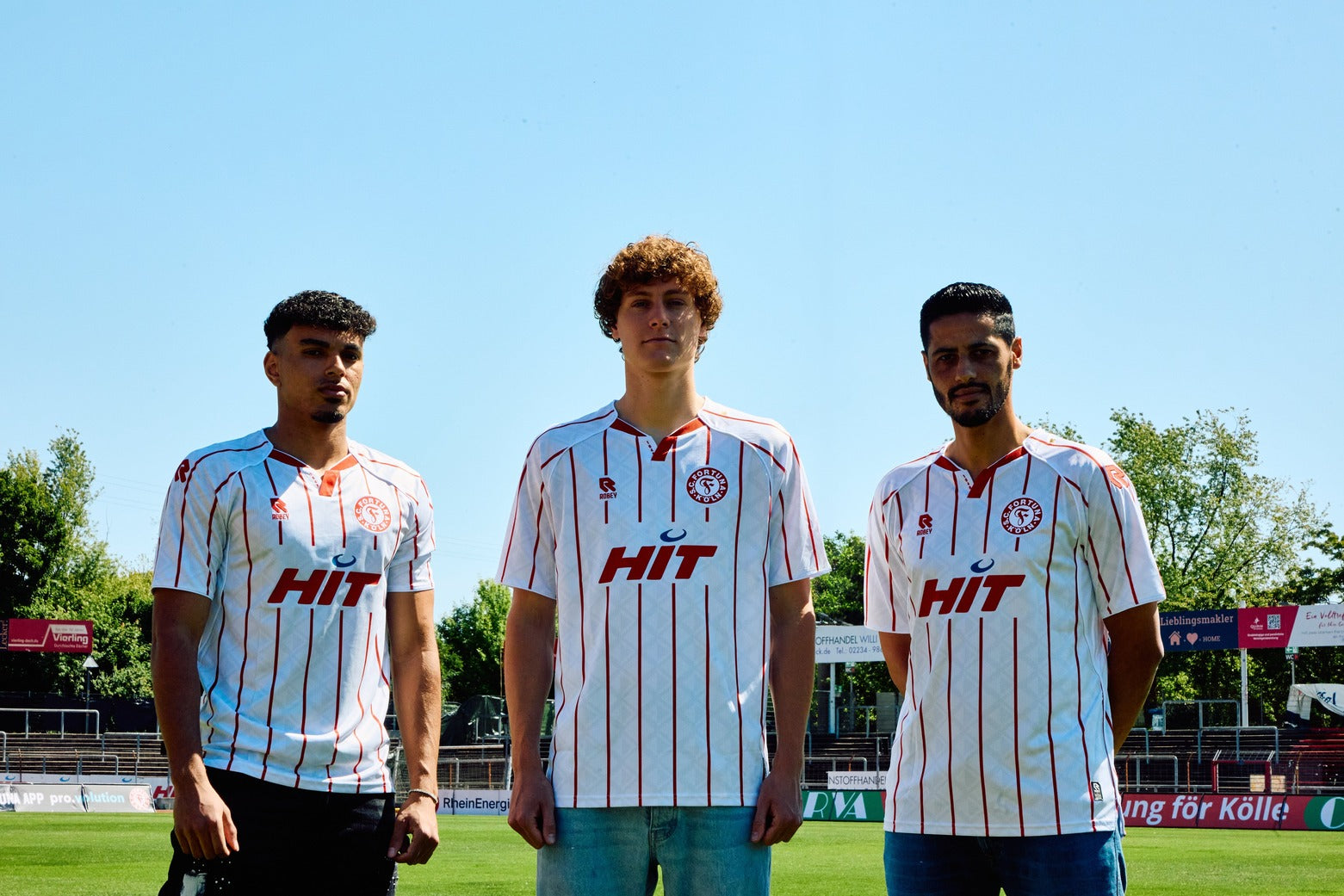 Drei Spieler von Fortuna Köln präsentieren das Heimtrikot der Saison 25/26