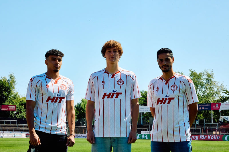 Drei Spieler von Fortuna Köln präsentieren das Heimtrikot der Saison 25/26