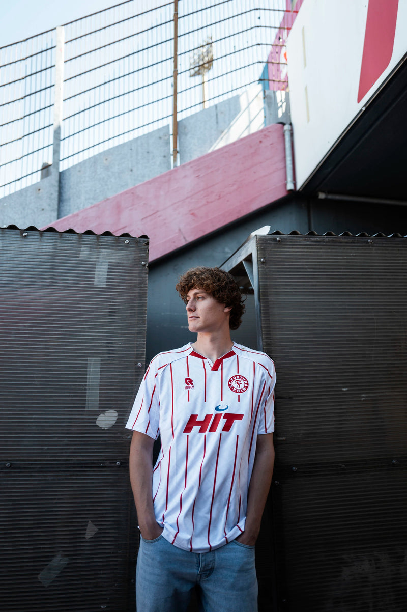 Ein Spieler von Fortuna Köln präsentiert das Heimtrikot der Saison 25/26