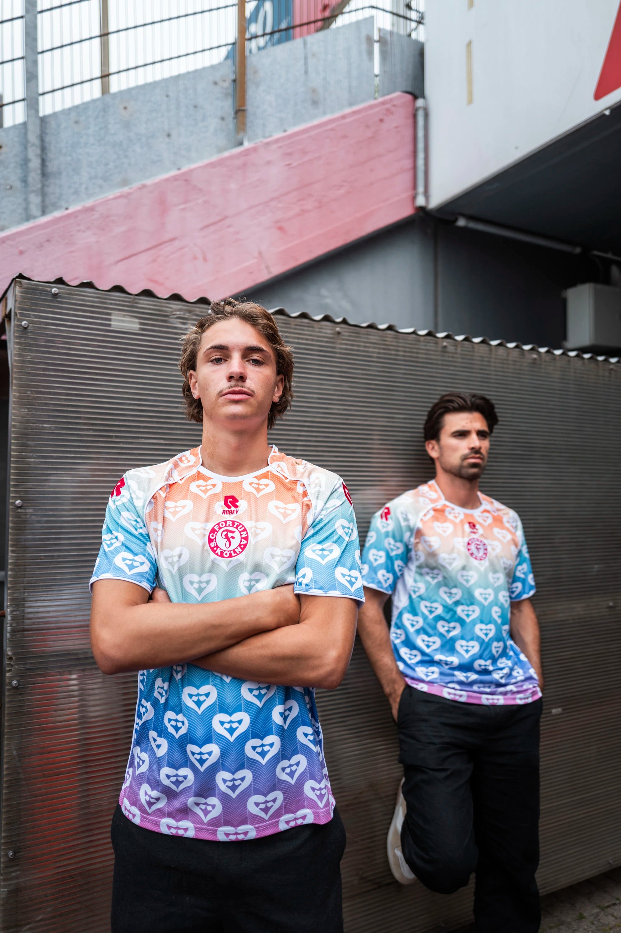 Zwei Spieler von Fortuna Köln präsentieren das Pride Shirt von Fortuna Köln