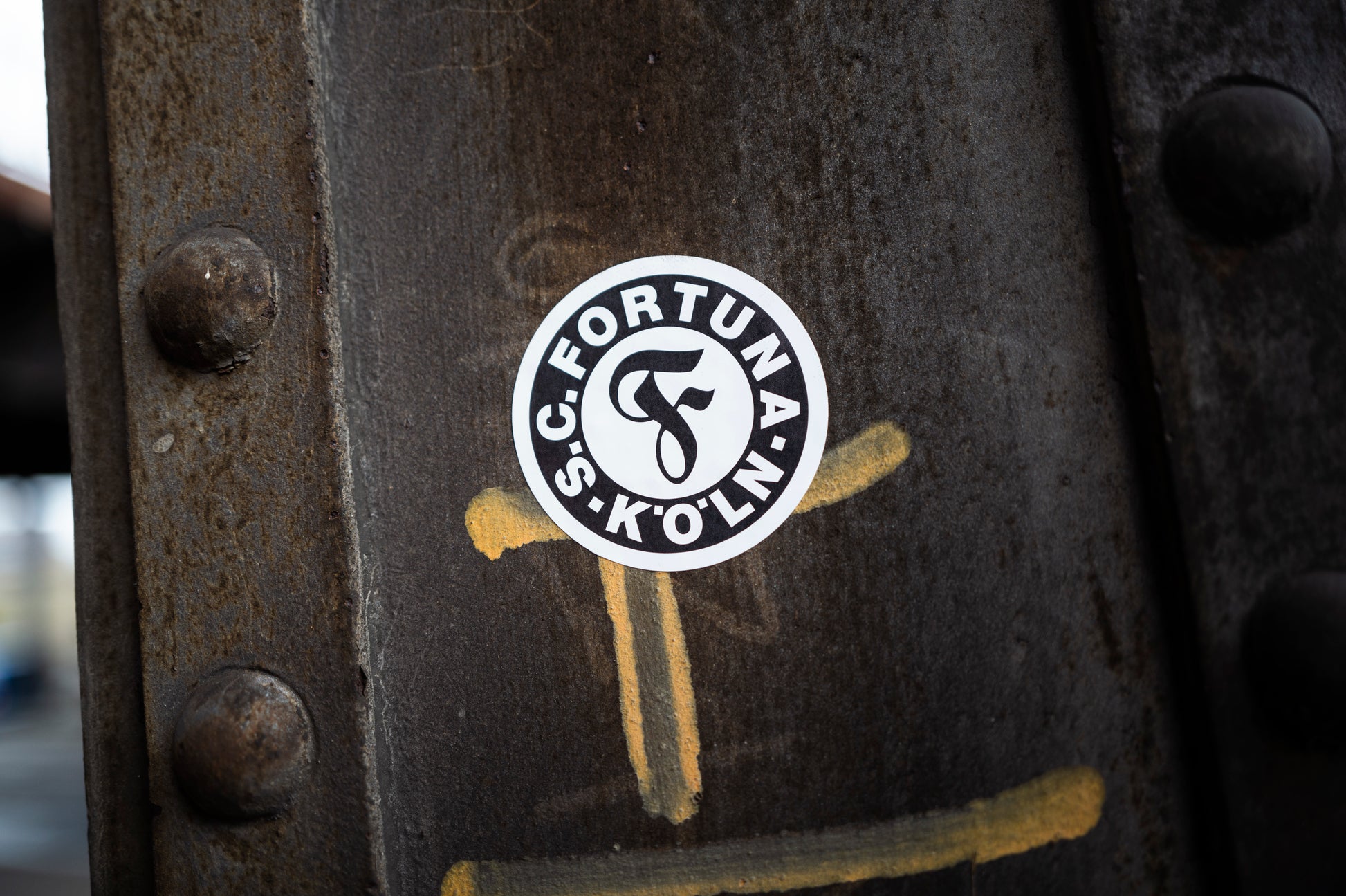 Ein Fortuna Köln Sticker beispielsweise aufgeklebt