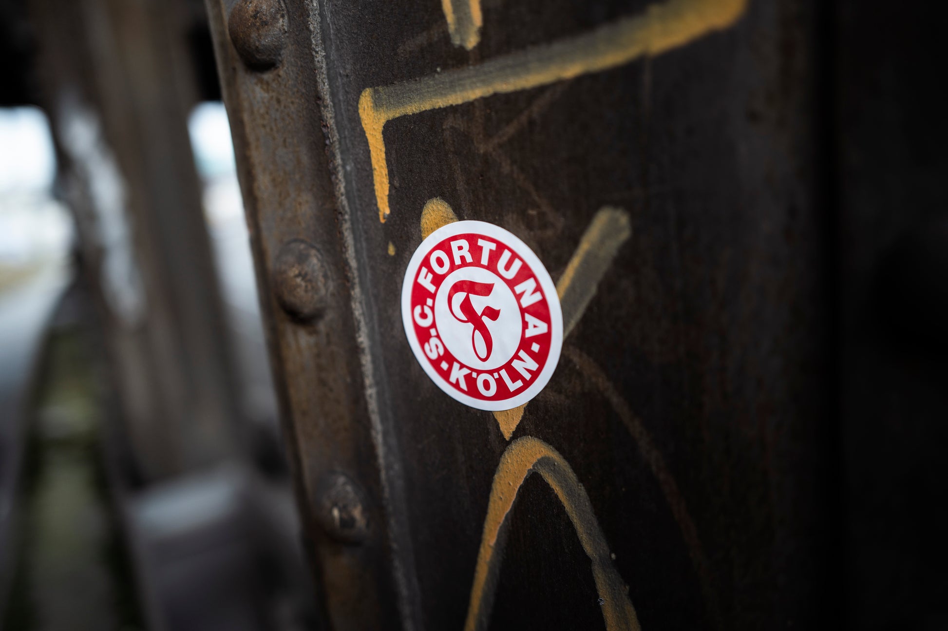 Ein Fortuna Köln Sticker beispielsweise aufgeklebt