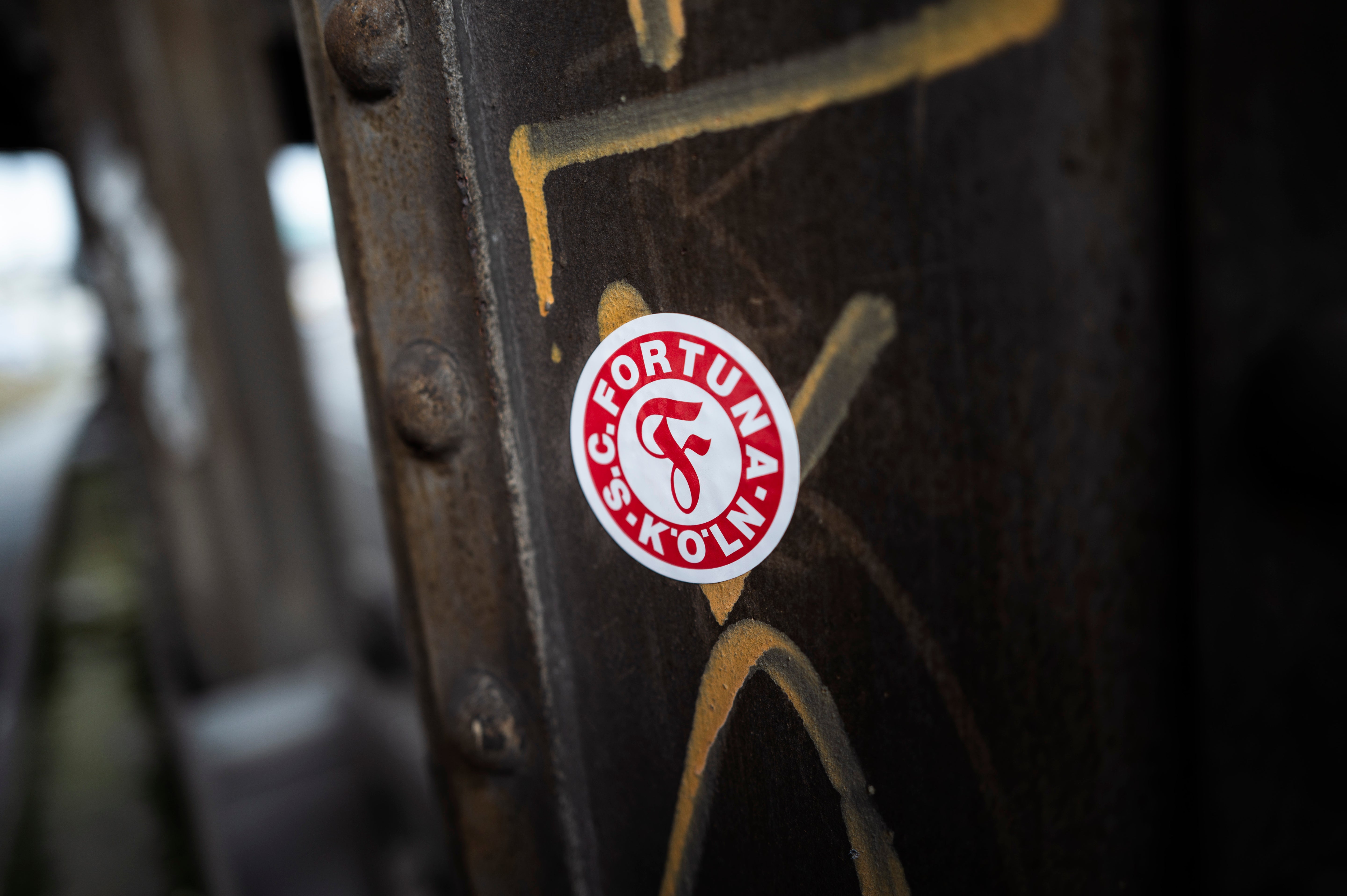 Ein Fortuna Köln Sticker beispielsweise aufgeklebt