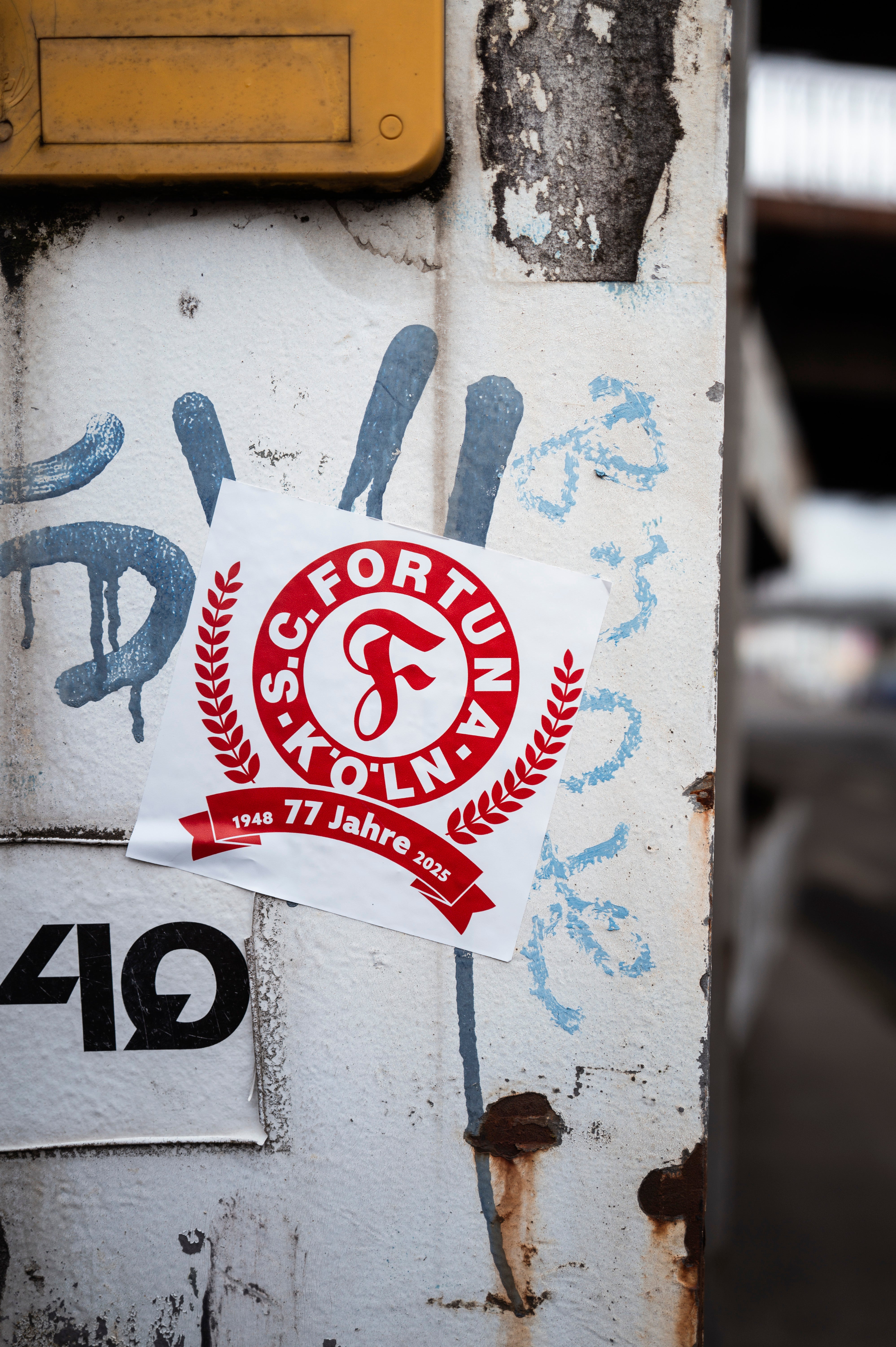 Ein Fortuna Köln Sticker beispielsweise aufgeklebt
