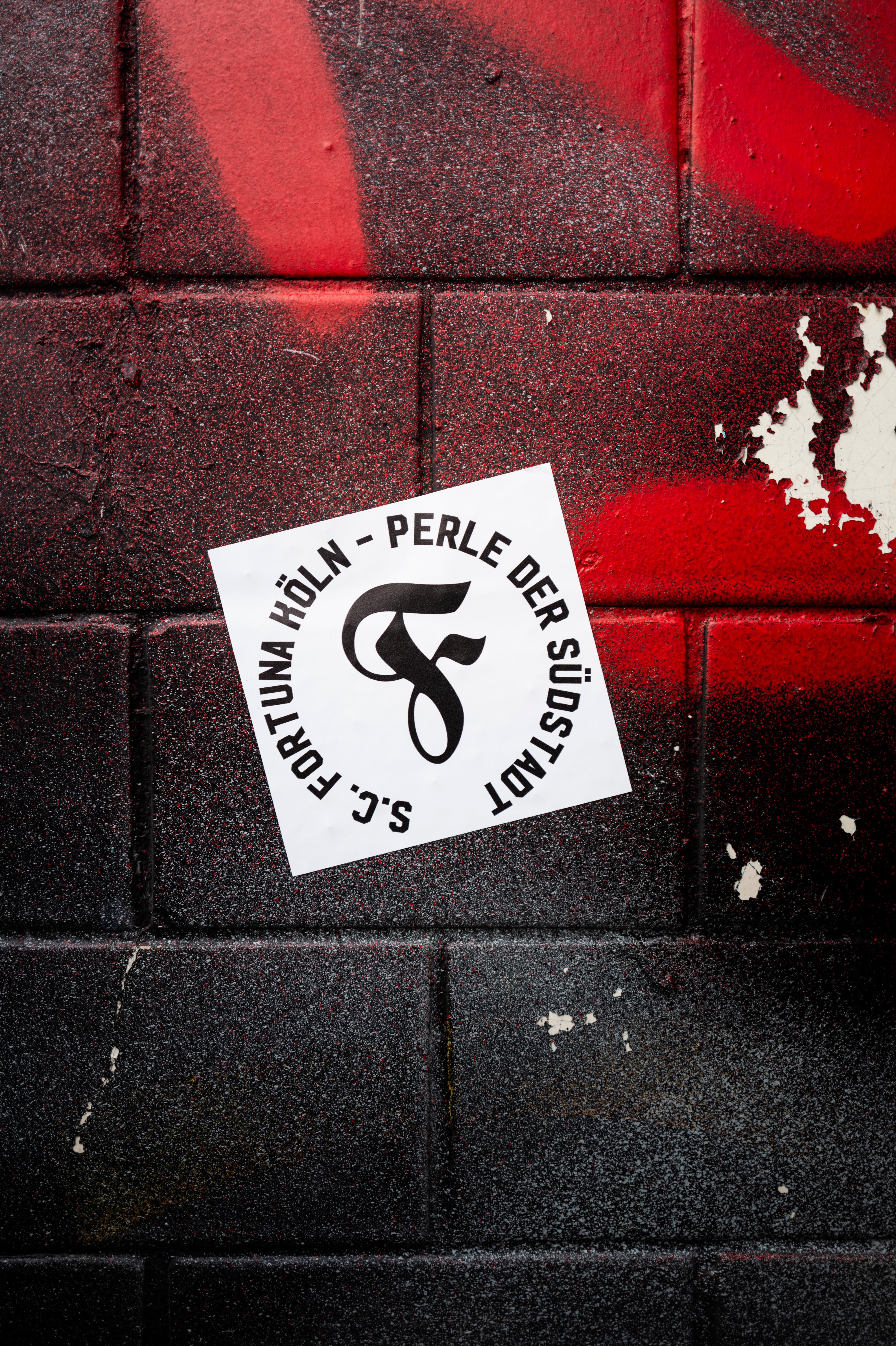 Ein Fortuna Köln Sticker beispielsweise aufgeklebt