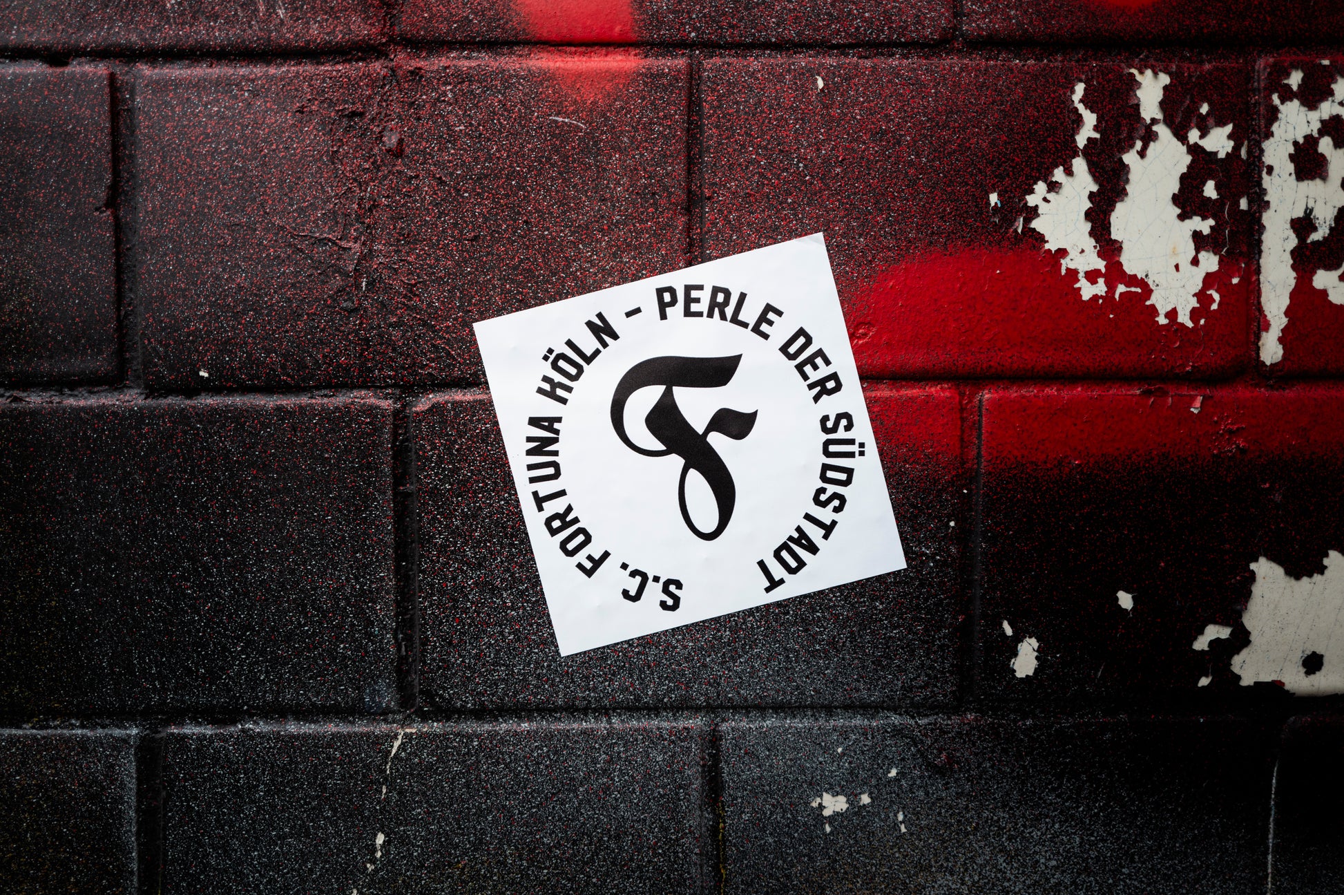 Ein Fortuna Köln Sticker beispielsweise aufgeklebt