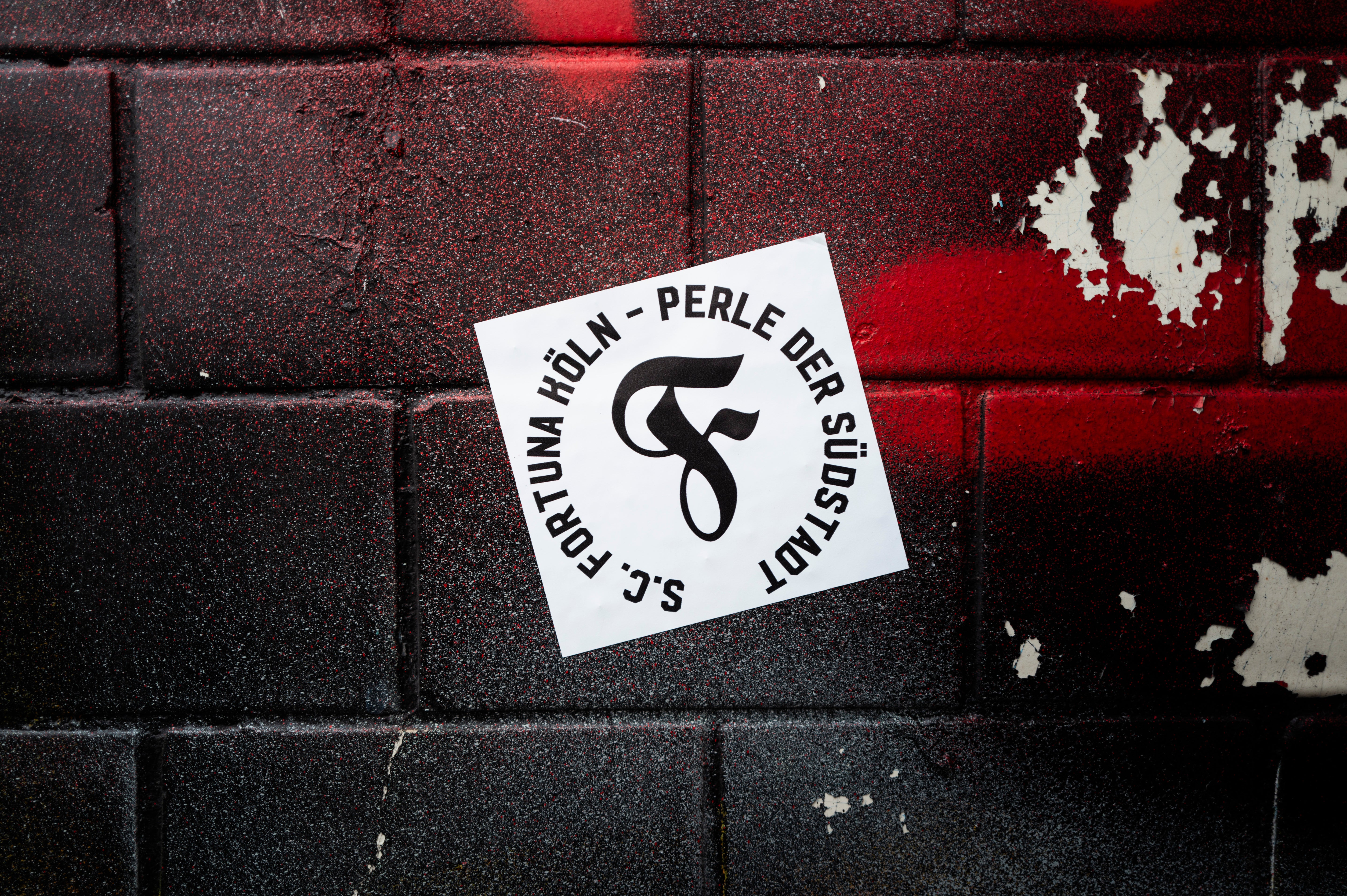 Ein Fortuna Köln Sticker beispielsweise aufgeklebt