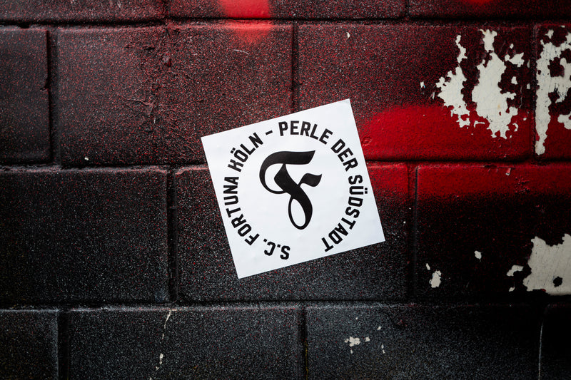 Ein Fortuna Köln Sticker beispielsweise aufgeklebt