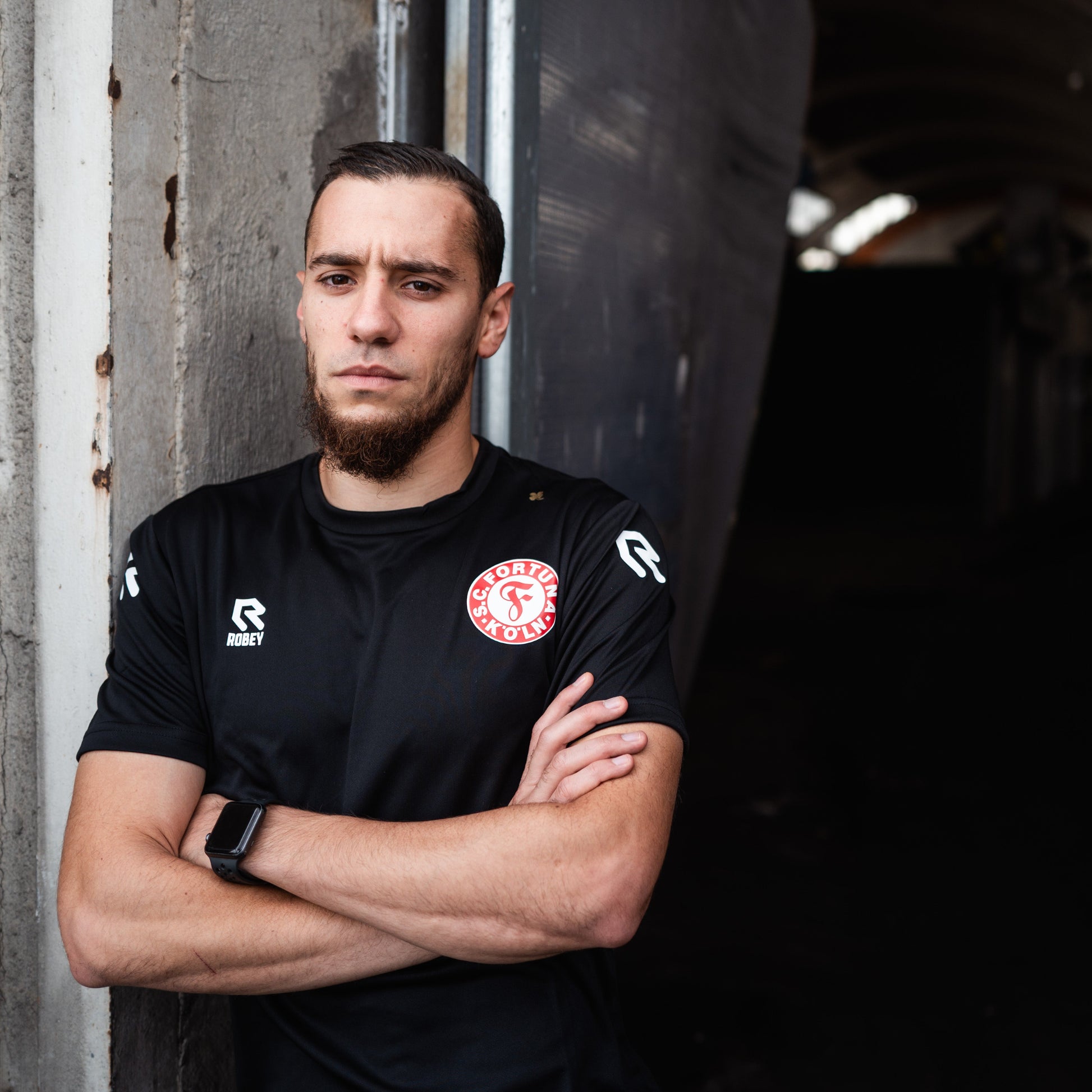 Ein Spieler trägt das schwarze Trainingsshirt.