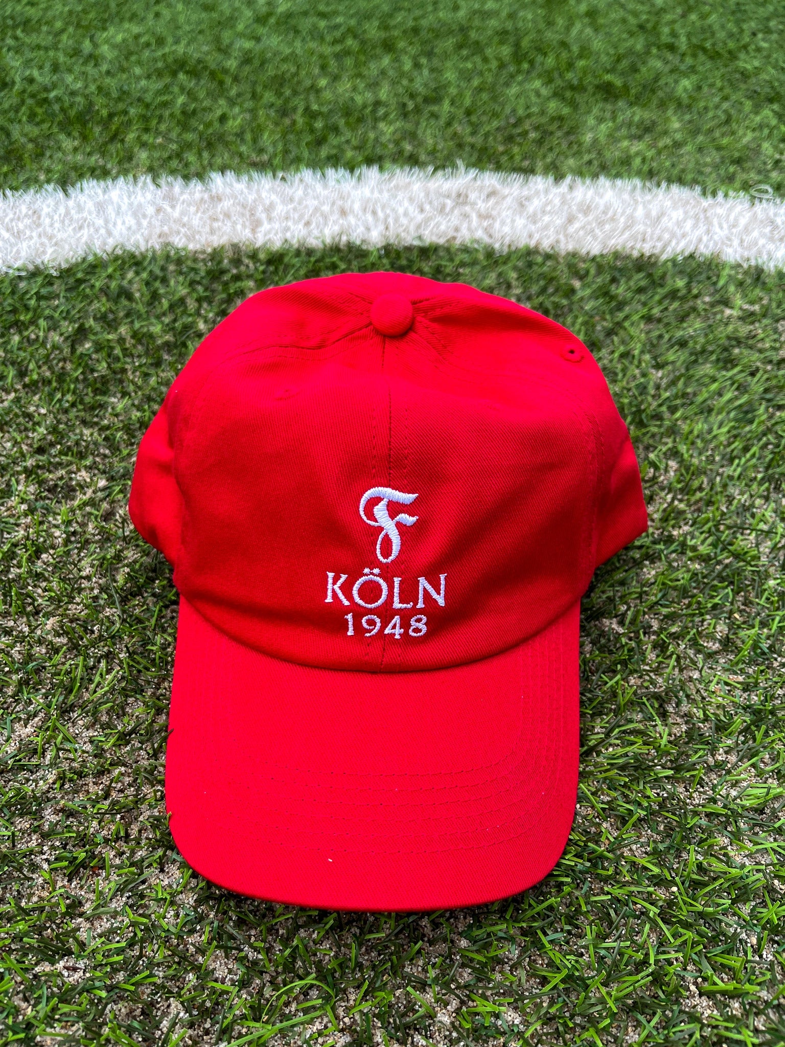 Rote Traditionscap mit weißer Stickerei „F KÖLN 1948“ auf der Vorderseite