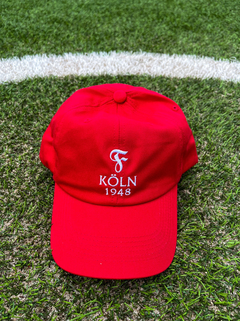 Rote Traditionscap mit weißer Stickerei „F KÖLN 1948“ auf der Vorderseite