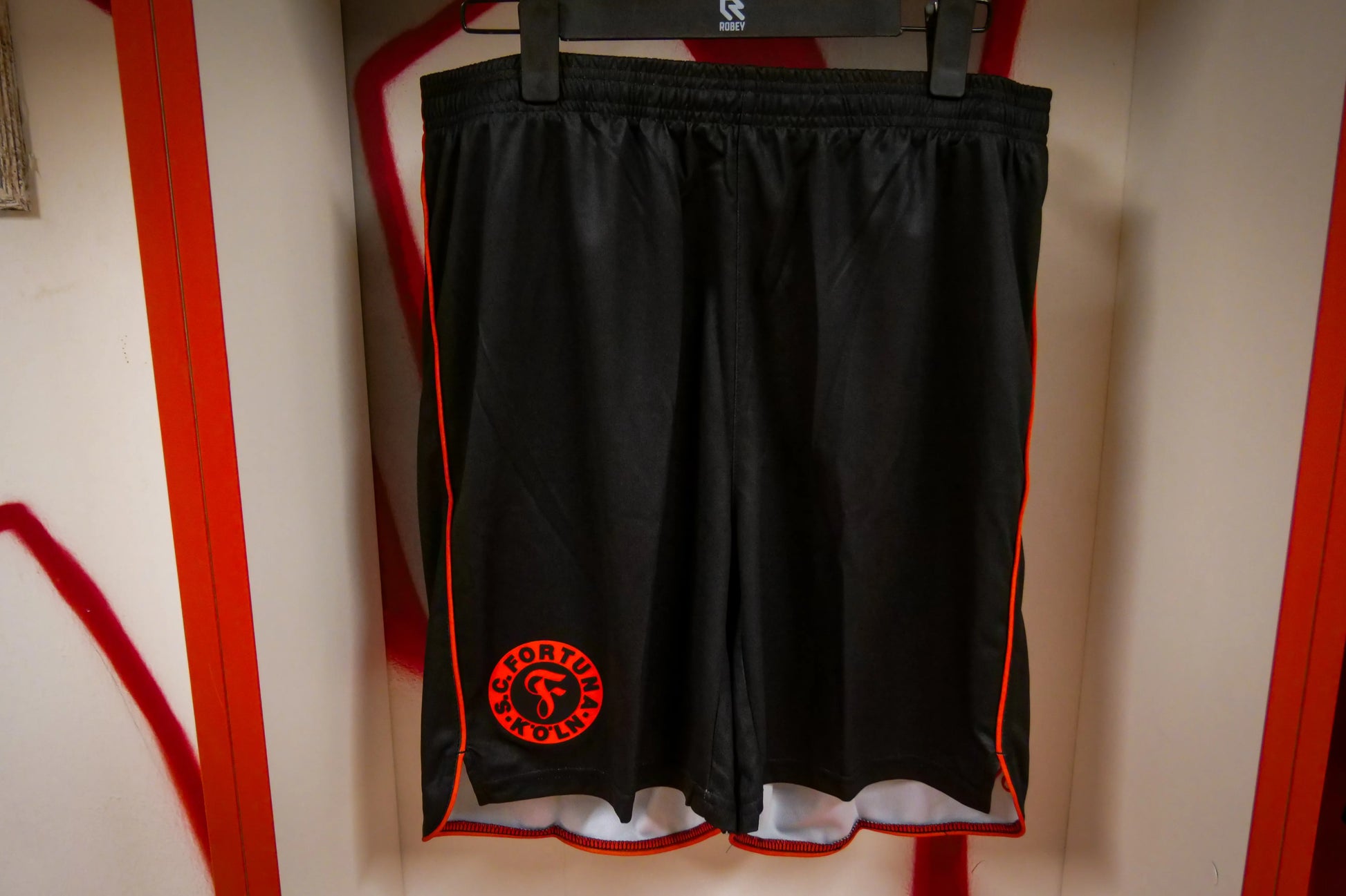 Auswärts Shorts hngt an einem Kleiderbügel.