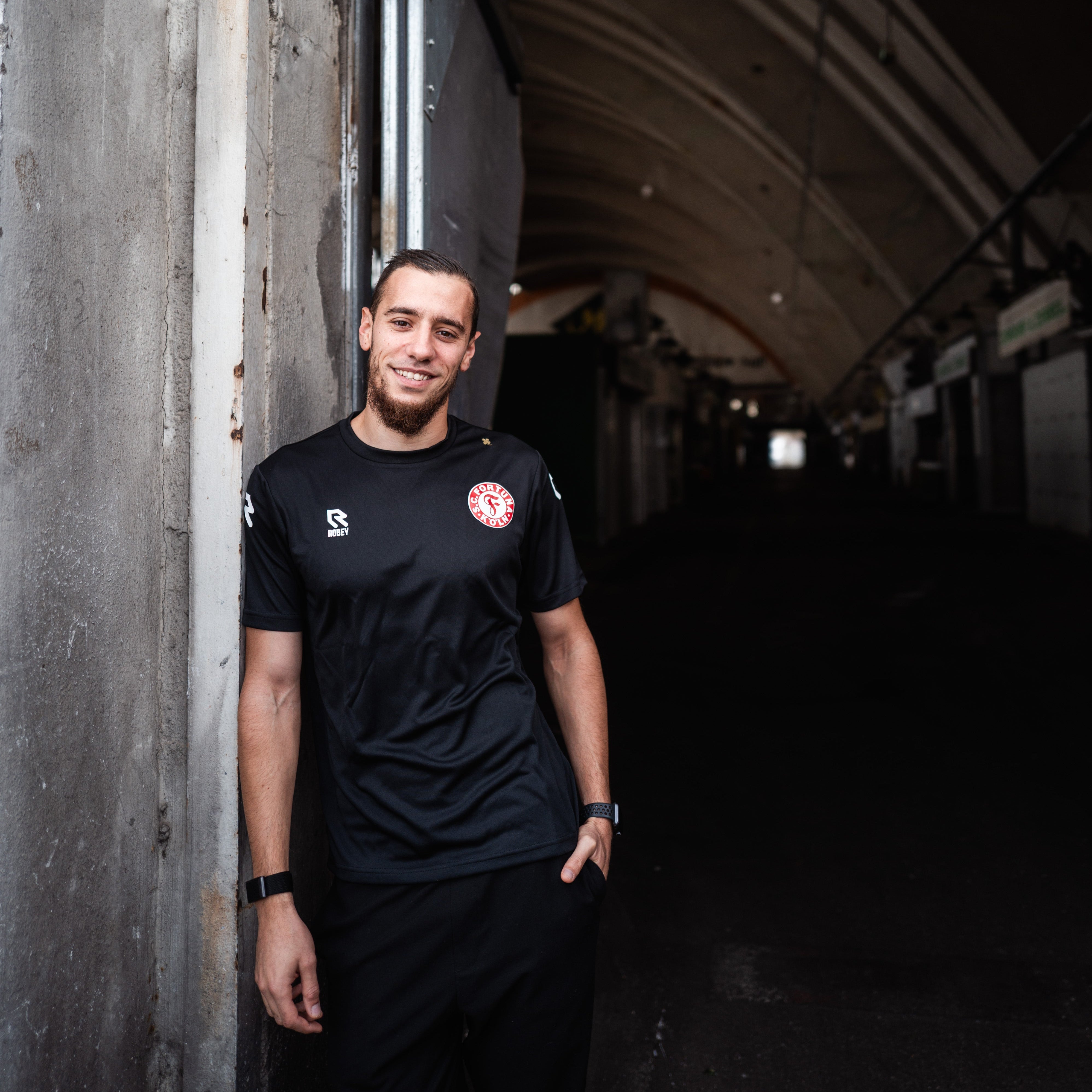 Ein Spieler trägt das schwarze Trainingsshirt.