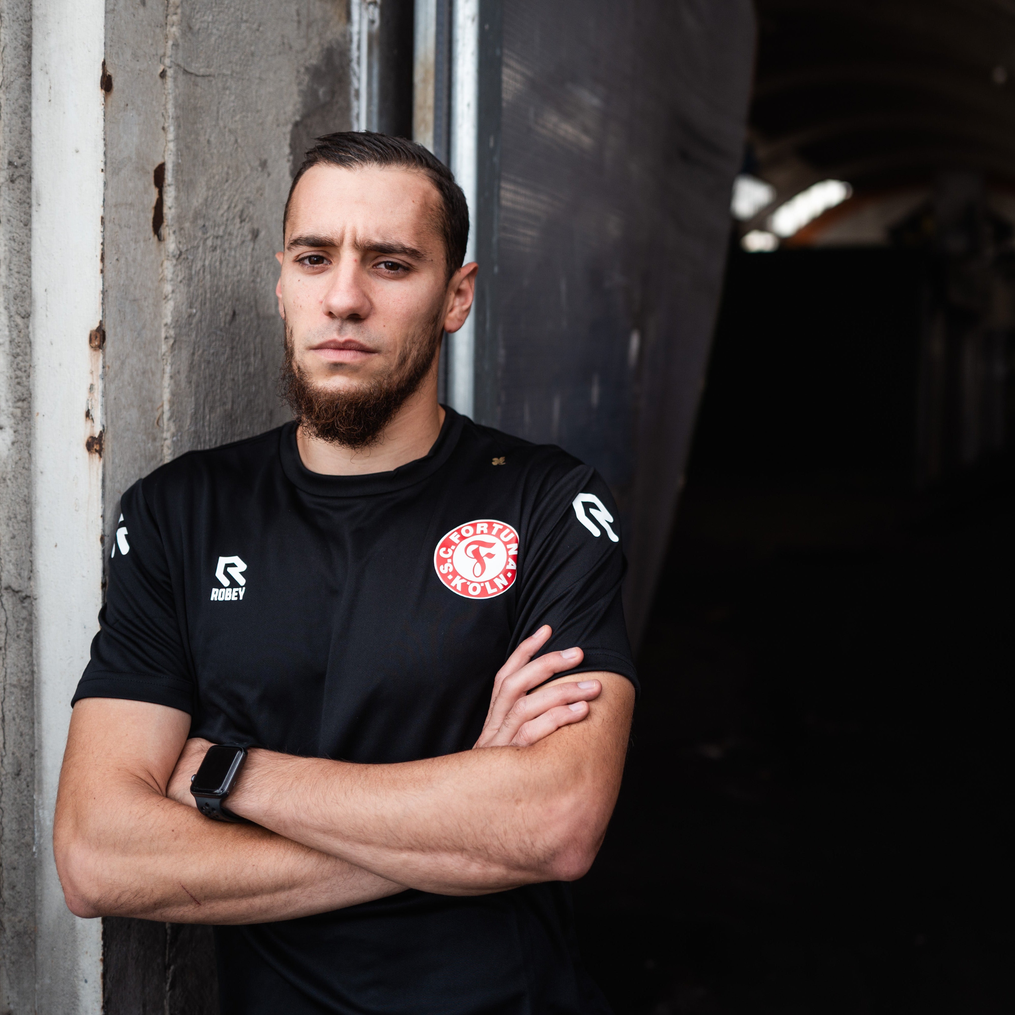 Ein Spieler trägt das schwarze Trainingsshirt.