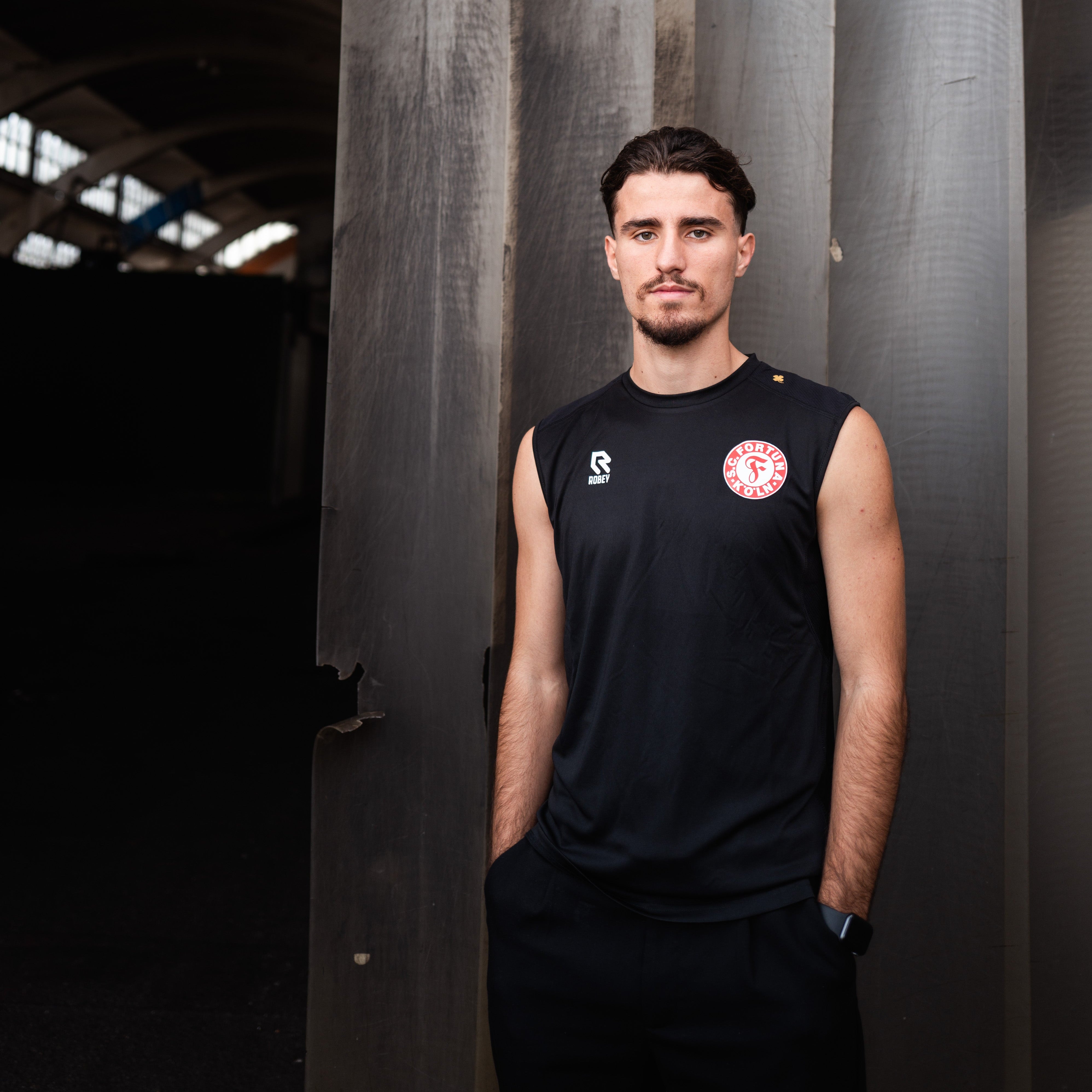 Ein Spieler im schwarzen Trainings-Tanktop.