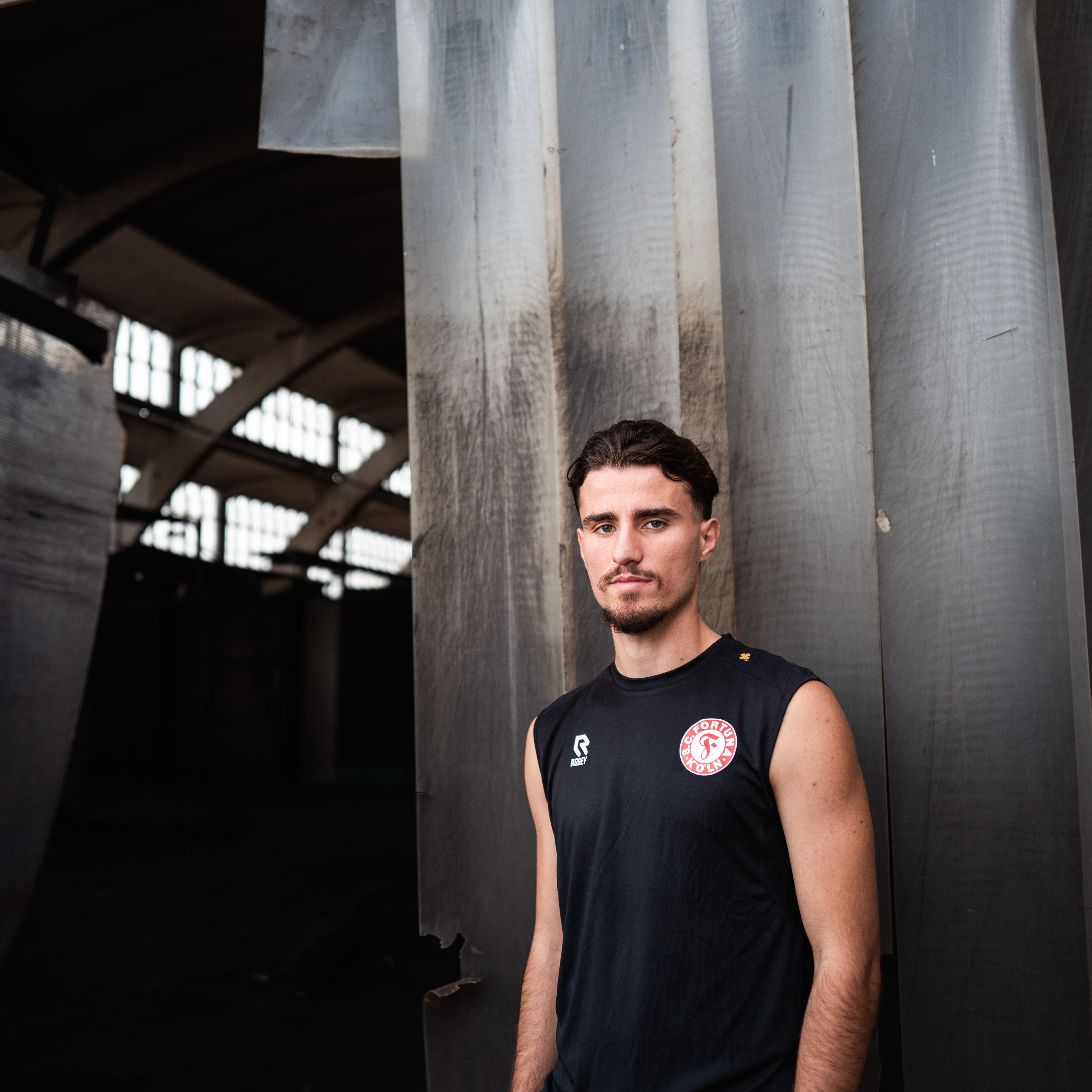 Ein Spieler im schwarzen Trainings-Tanktop.