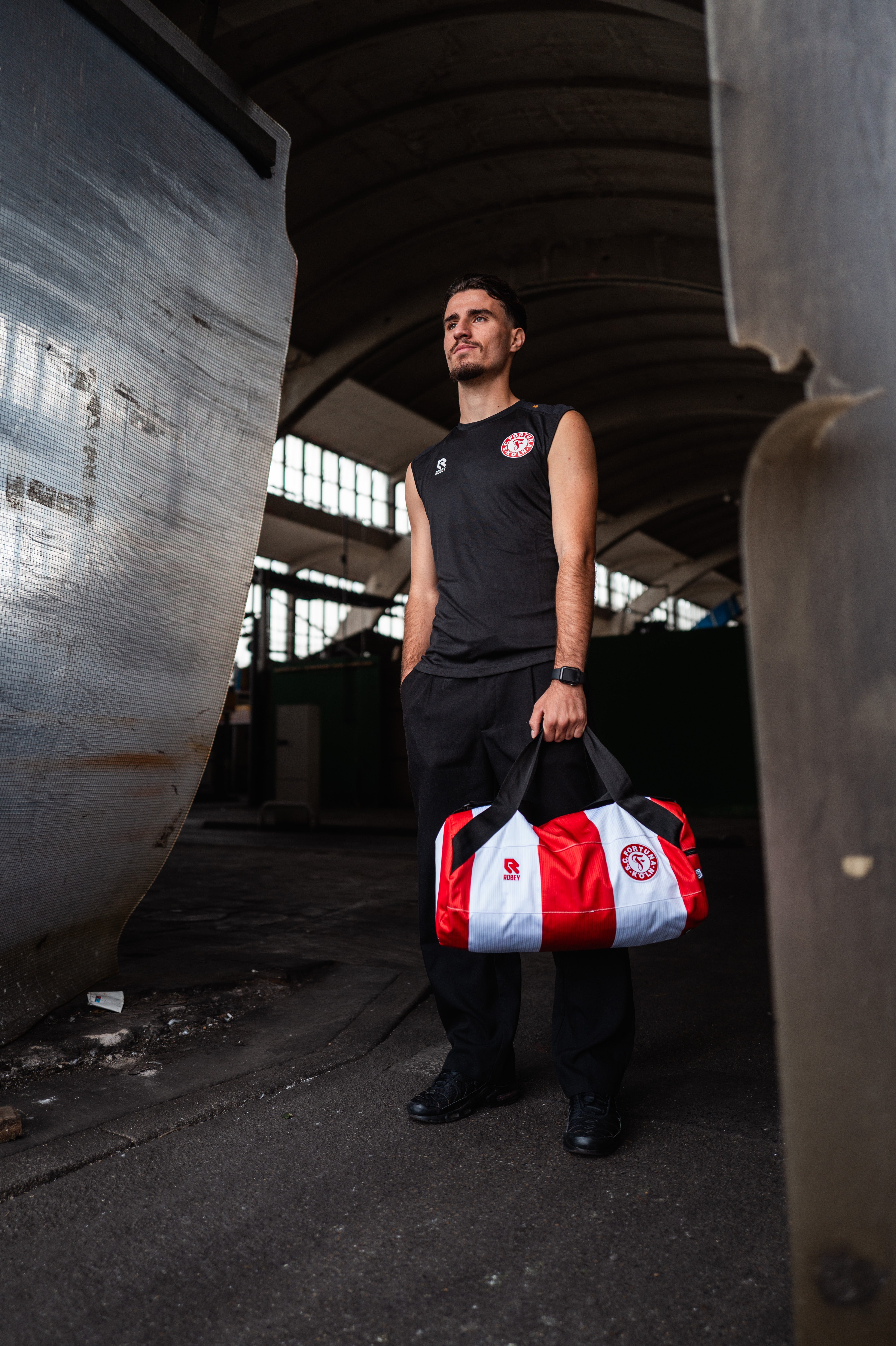 Auf dem Bild sieht man den Spieler Vleron Statovci mit der Wochenender Tasche, welche aus dem Heimtrikot der Saison 2024/2025 ist. 