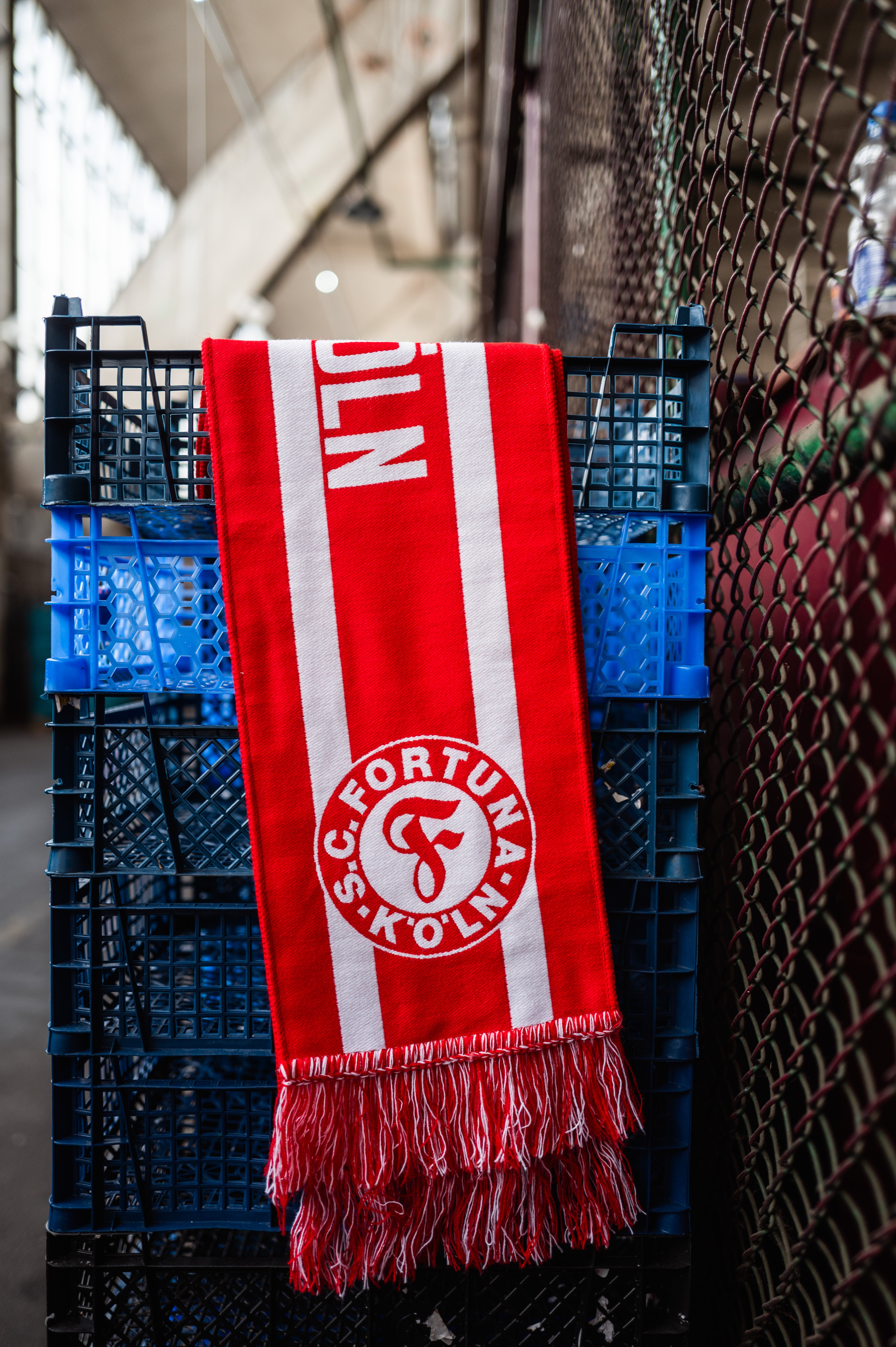 Rot-Weißer Schal auf Körben