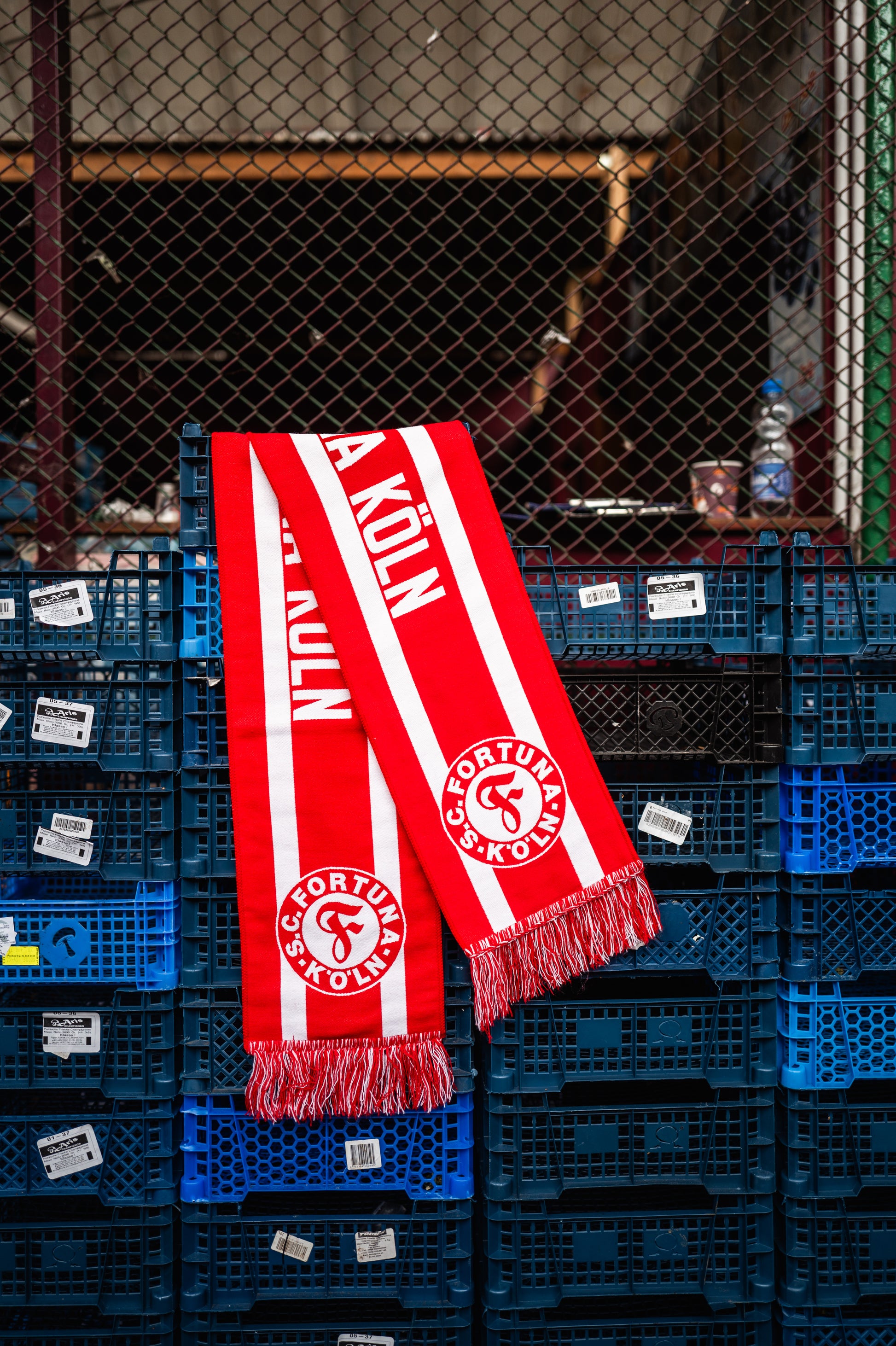 Rot-Weißer Schal auf Körben 