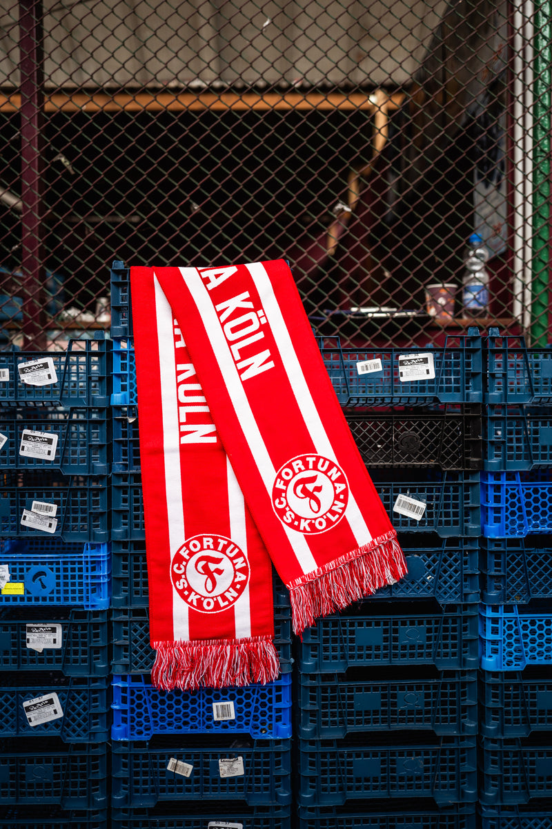 Rot-Weißer Schal auf Körben 