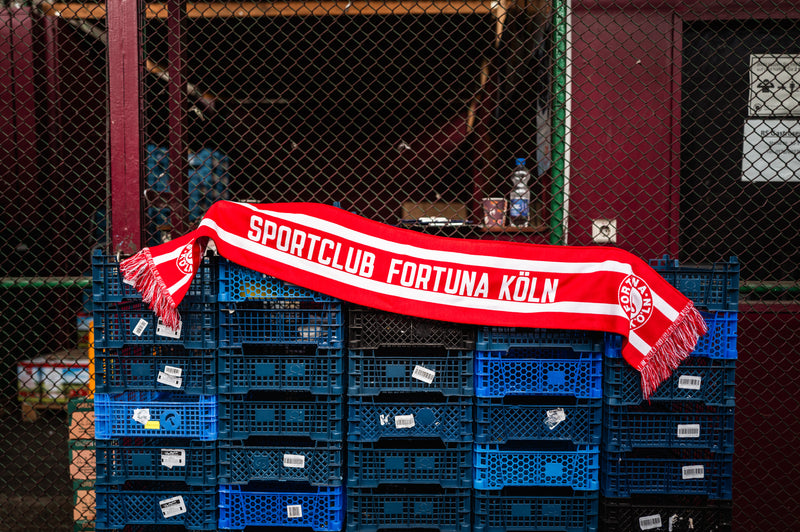 Rot-Weißer Schal auf Körben