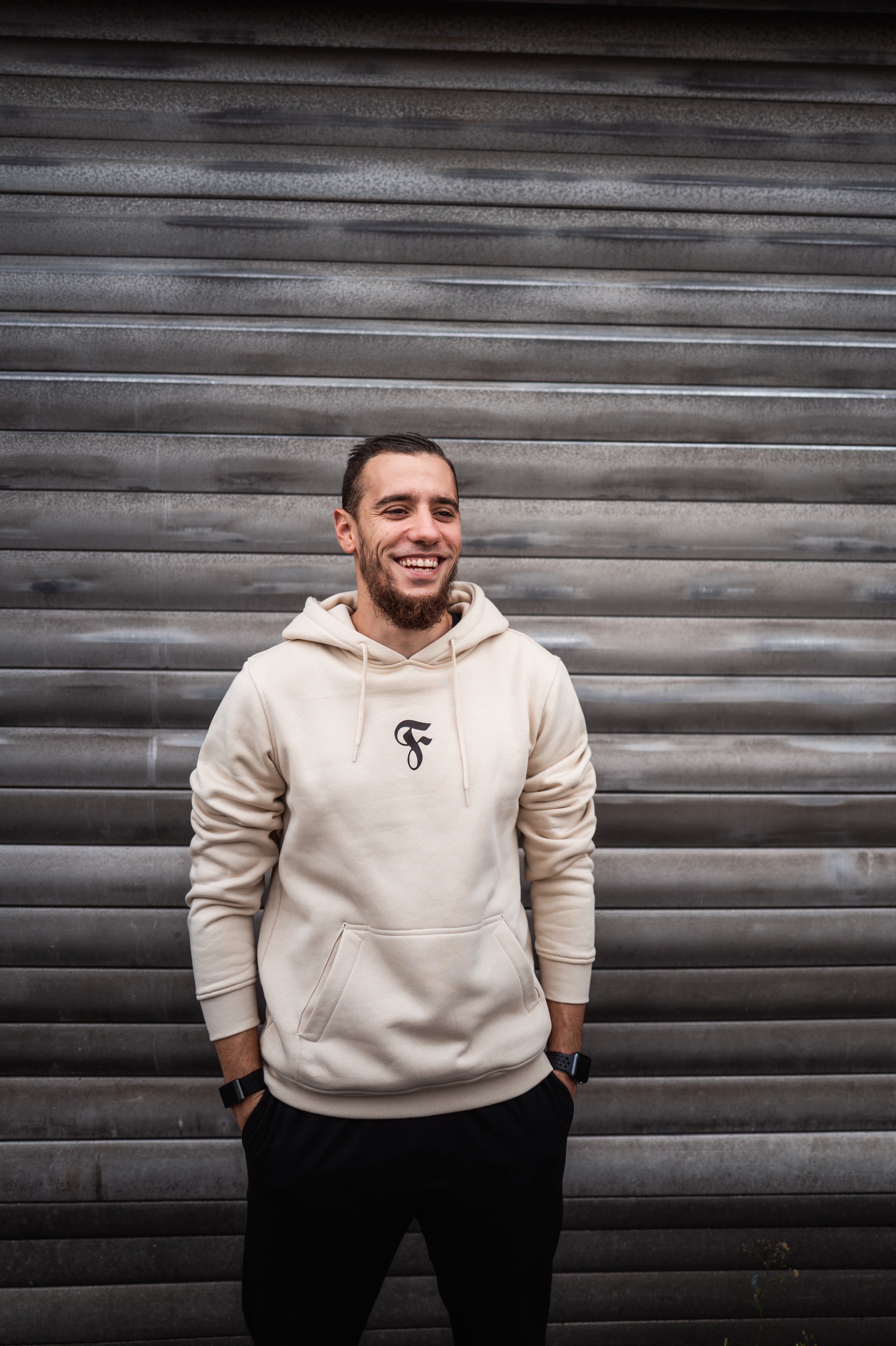 Ein Spieler präsentiert den Beigen Hoodie "F"