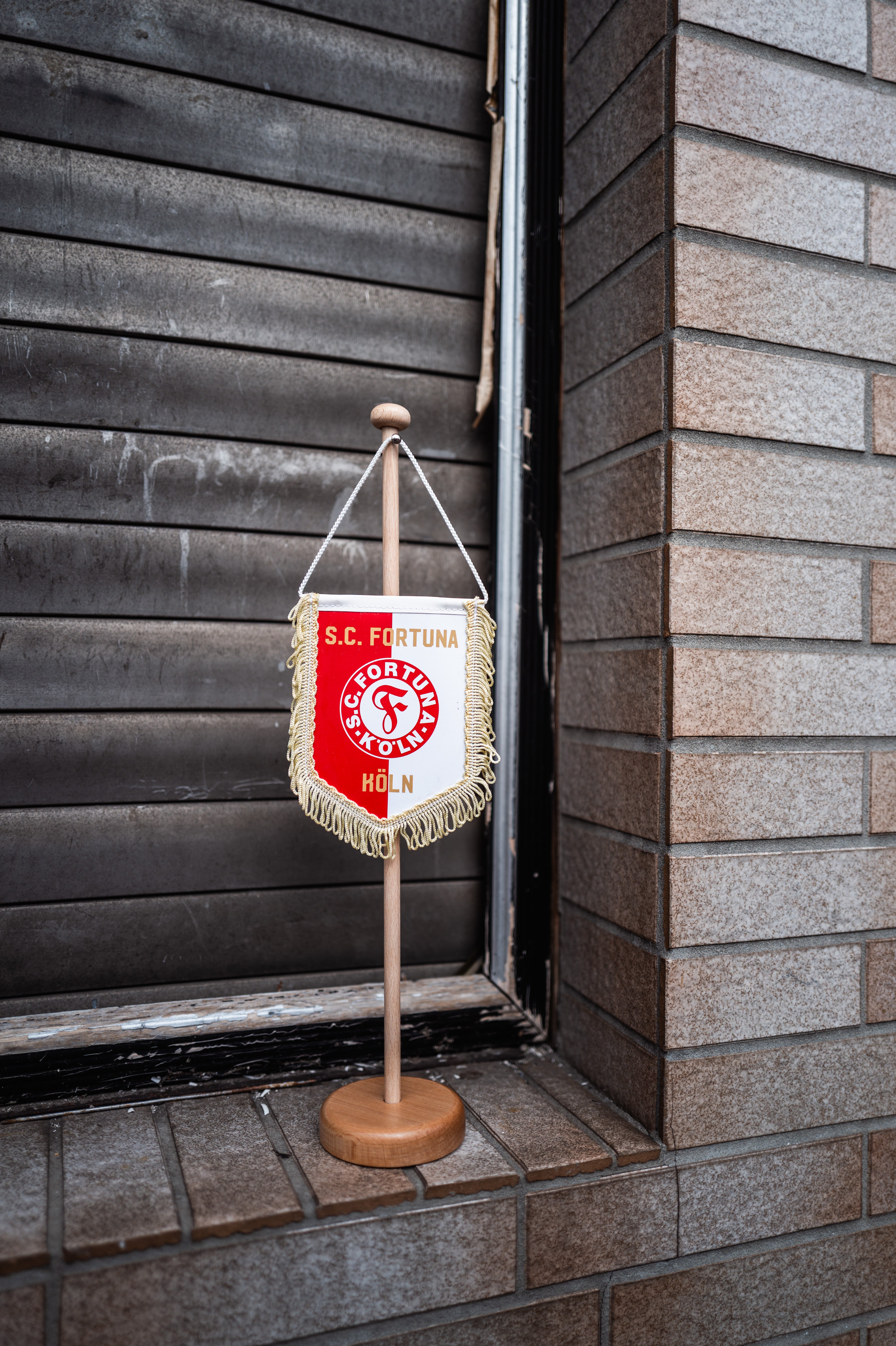 Fortuna Tischwimpel steht auf einer Fensterbank.
